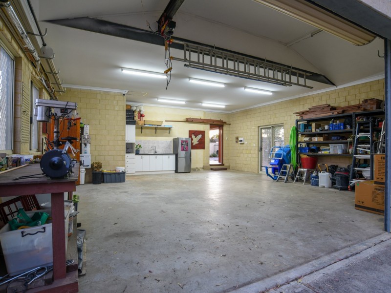 2 Earls Court, Thornlie WA 6108