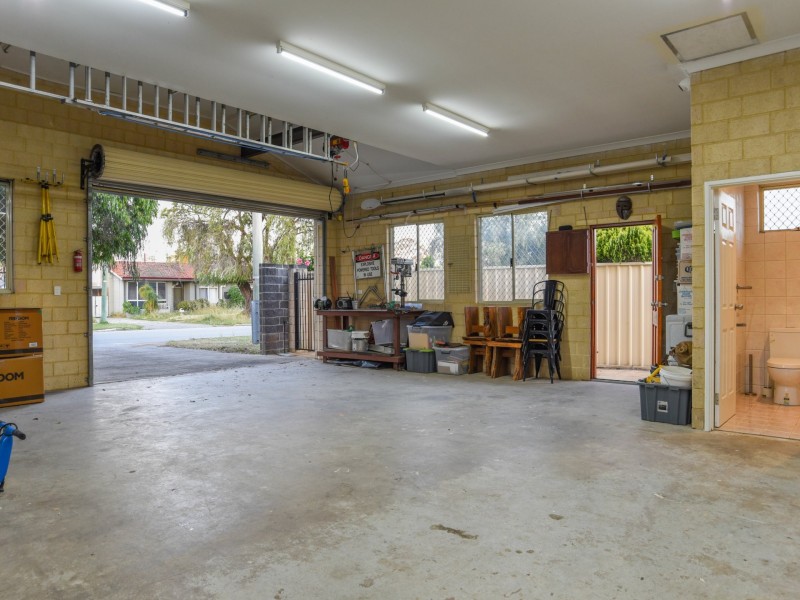 2 Earls Court, Thornlie WA 6108