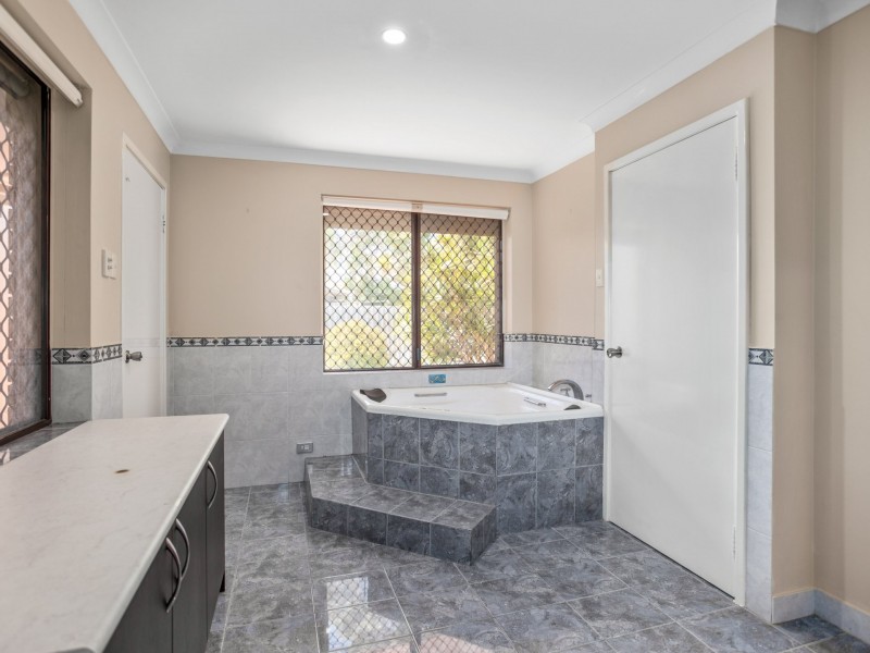 6 Shillington Way, Thornlie WA 6108