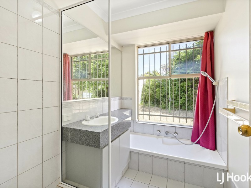 12 Exmouth Place, Thornlie WA 6108