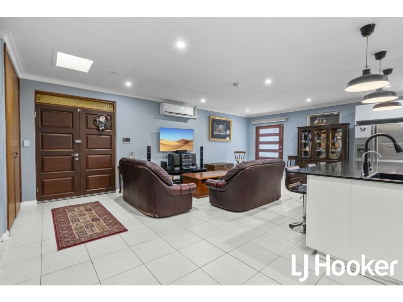 61 Glyndebourne Avenue, Thornlie WA 6108