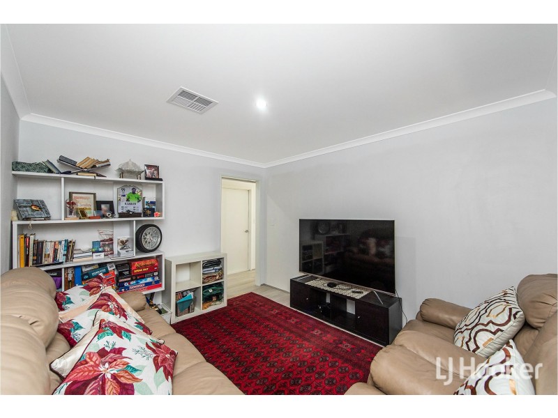 8 Pierrepoint Loop, Champion Lakes WA 6111