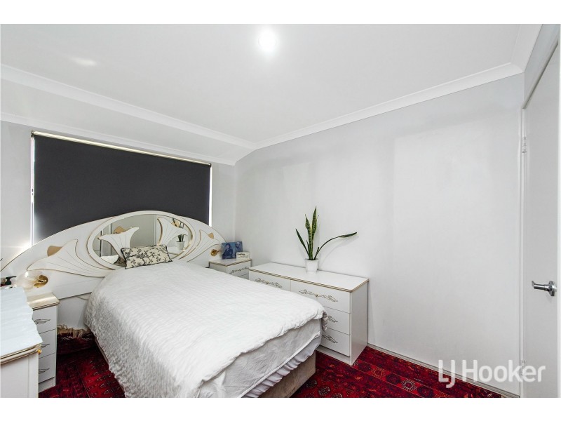 8 Pierrepoint Loop, Champion Lakes WA 6111