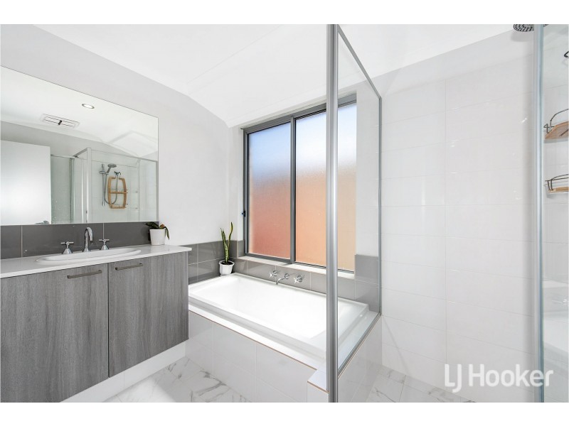 8 Pierrepoint Loop, Champion Lakes WA 6111