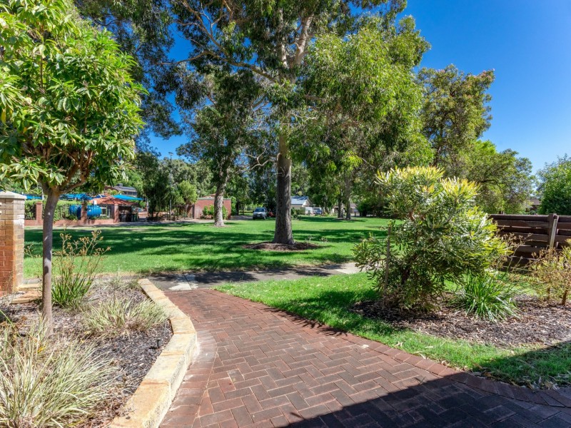 98 Regency Drive, Thornlie WA 6108