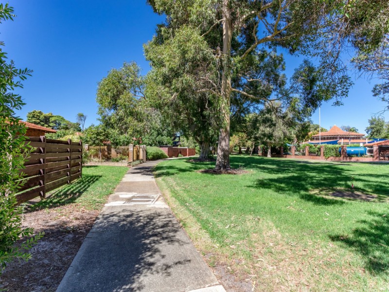 98 Regency Drive, Thornlie WA 6108