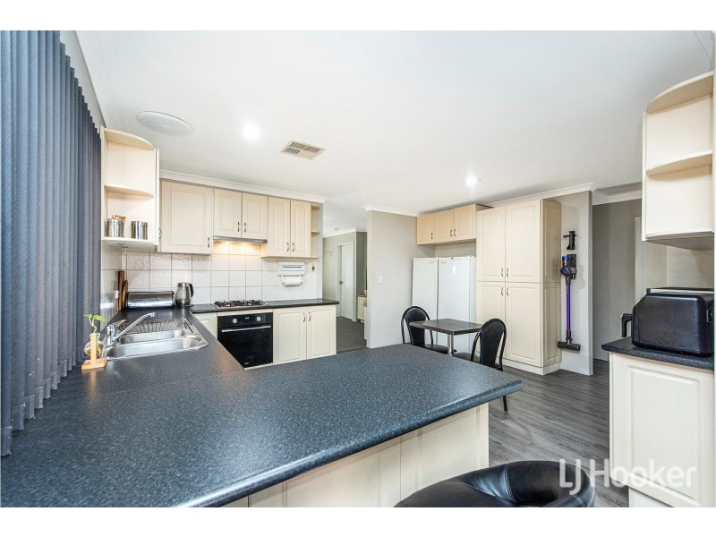 8 Ardross Street, Seville Grove WA 6112