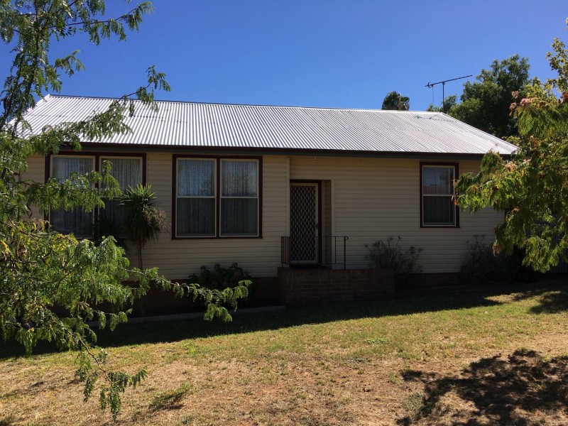 6 Sheahan St, Cowra NSW 2794