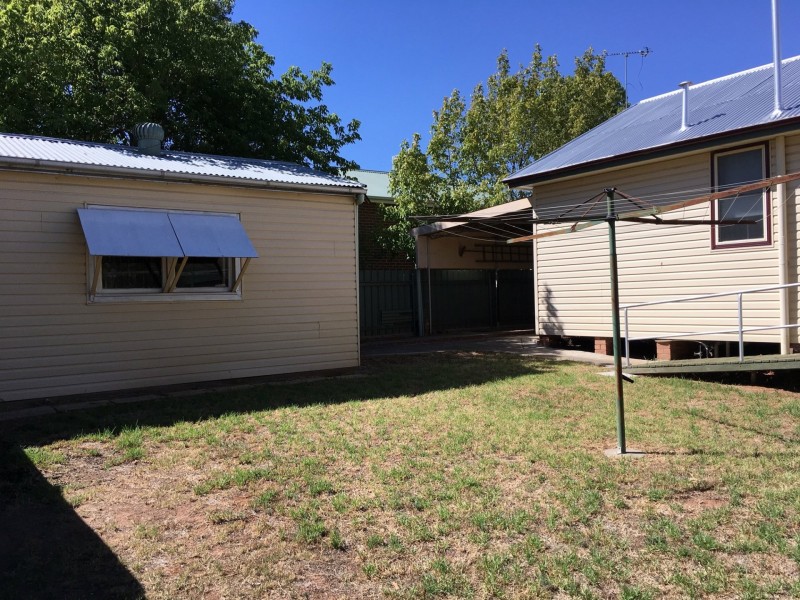 6 Sheahan St, Cowra NSW 2794
