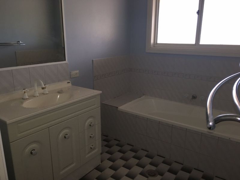 5 Echuca Place, Cowra NSW 2794