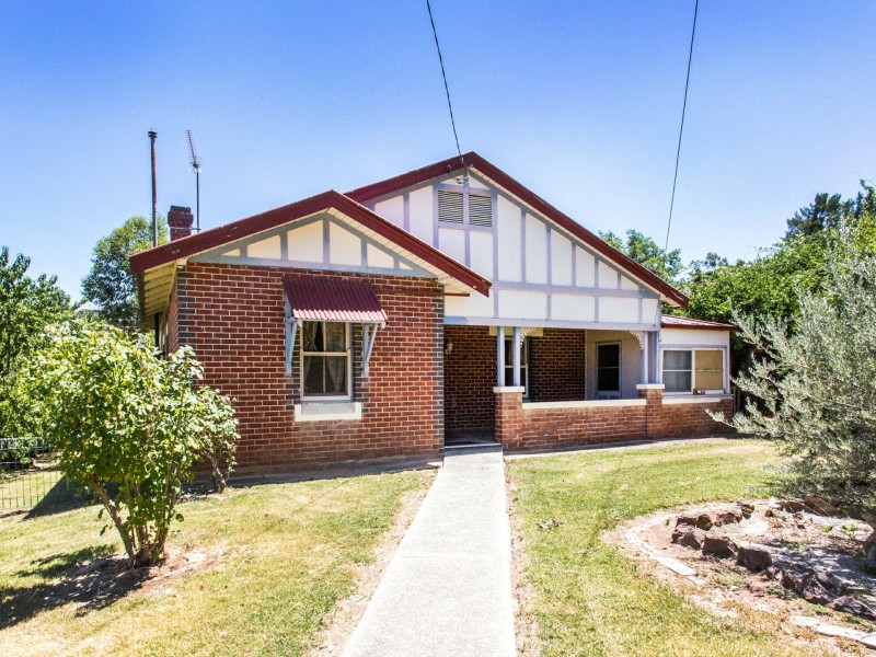 64 Macquarie St, Cowra NSW 2794