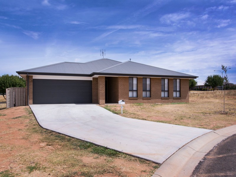7 Harvest Ct, Cowra NSW 2794