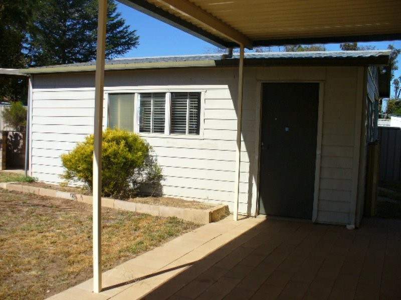 15 Hood St, Cowra NSW 2794