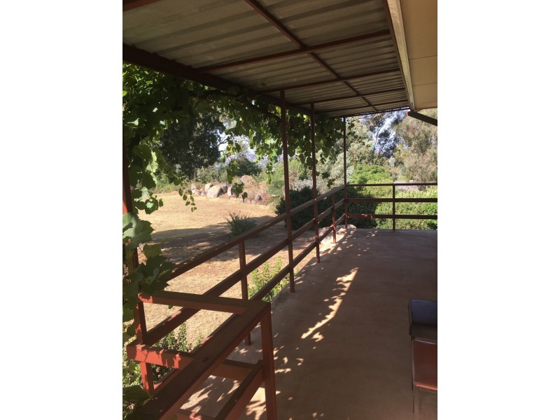 8 Yarrawonga Cr, Cowra NSW 2794