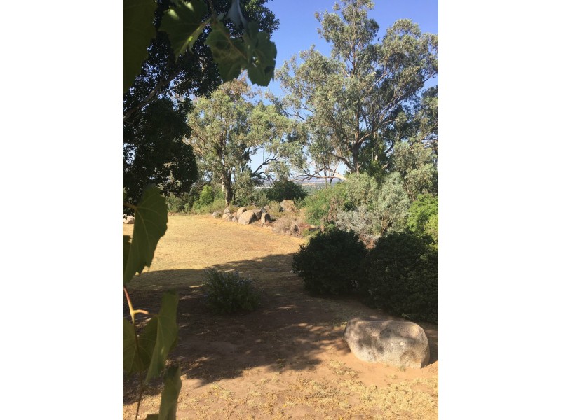 8 Yarrawonga Cr, Cowra NSW 2794