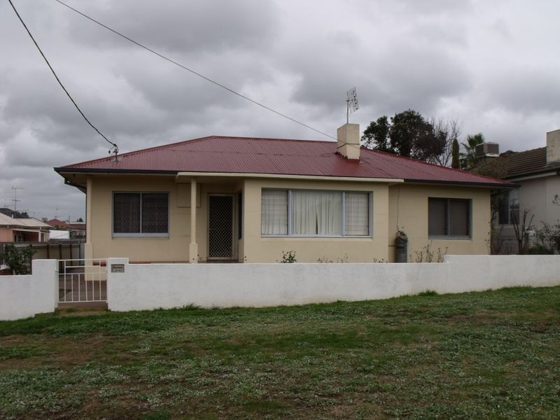 2 Macassar Street, Cowra NSW 2794