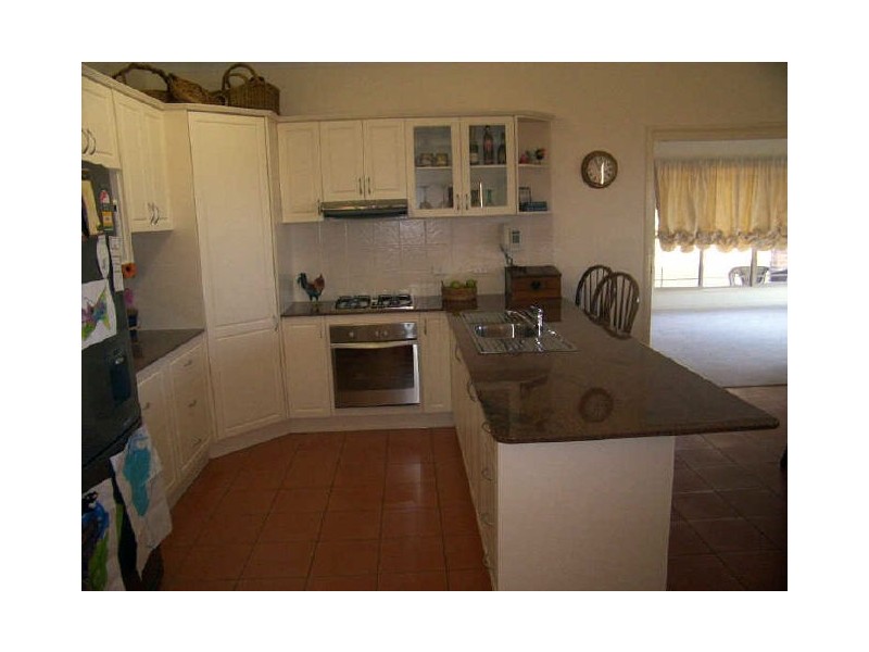 8 London Drive, Cowra NSW 2794