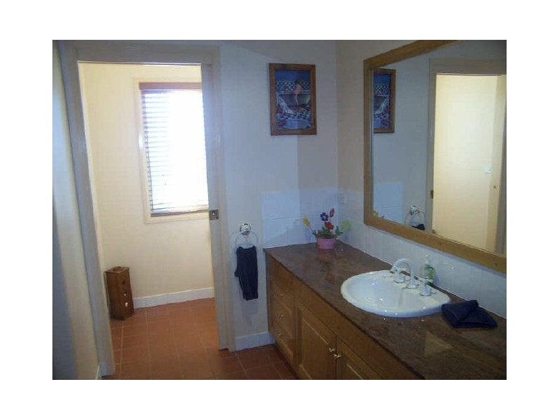 8 London Drive, Cowra NSW 2794