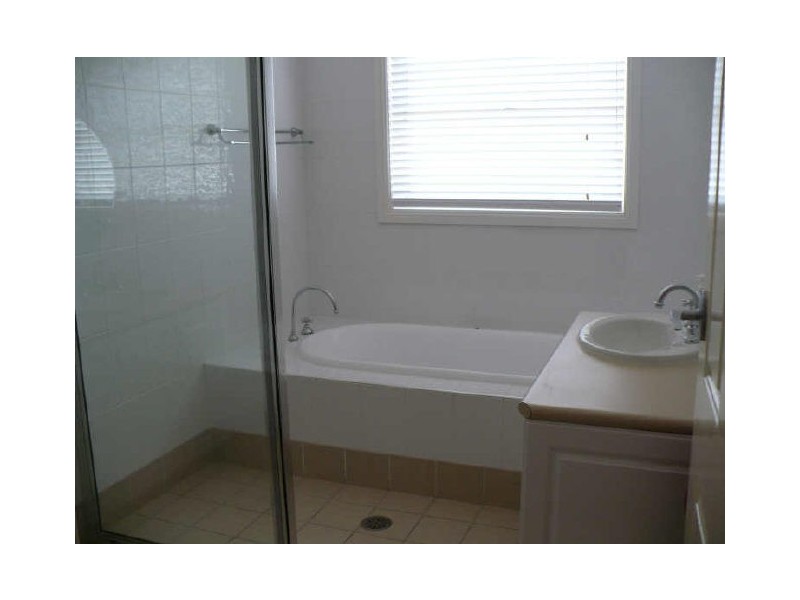 8 Paris Place, Cowra NSW 2794