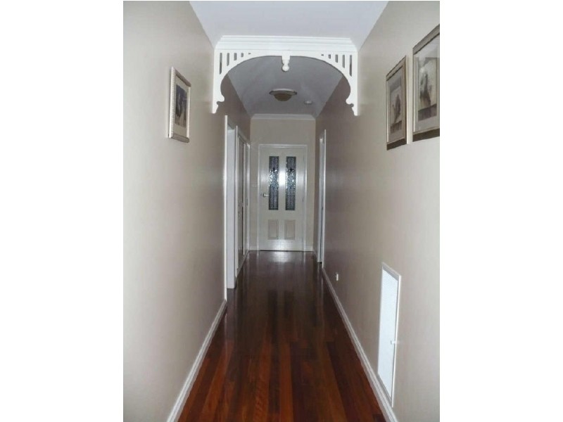 8 Paris Place, Cowra NSW 2794