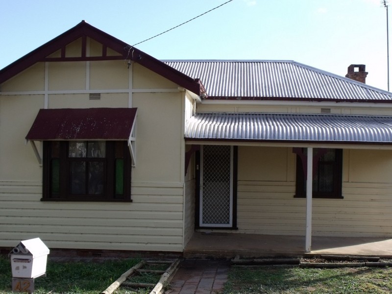 42 Watt Street, Cowra NSW 2794