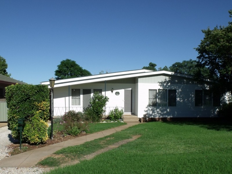 8 Newcombe Street, Cowra NSW 2794
