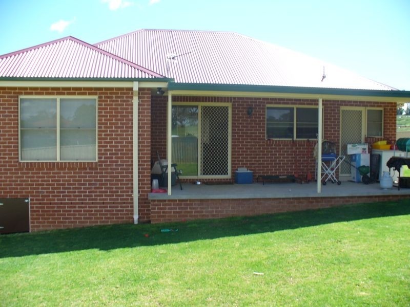 1&2/39 London Drive, Cowra NSW 2794