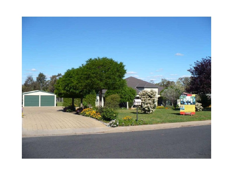 35 Dawson Drive, Cowra NSW 2794