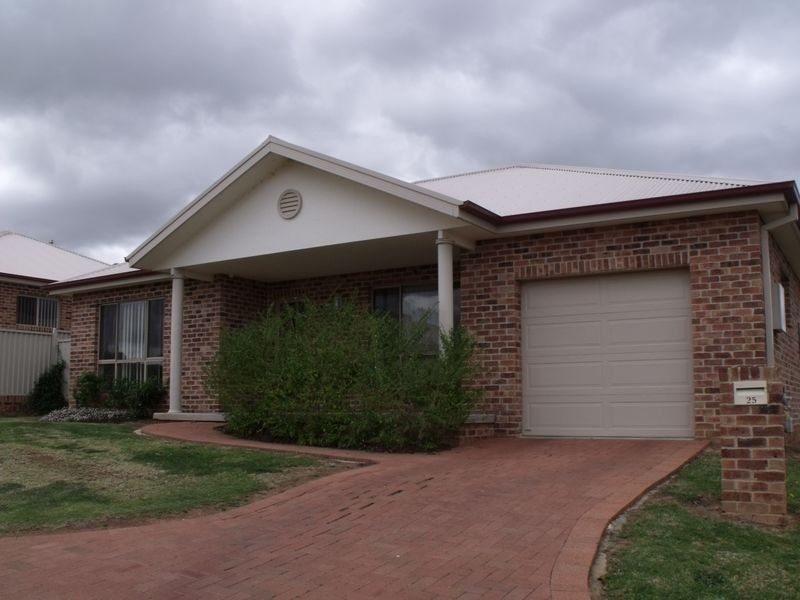 25 Acacia Circuit, Cowra NSW 2794