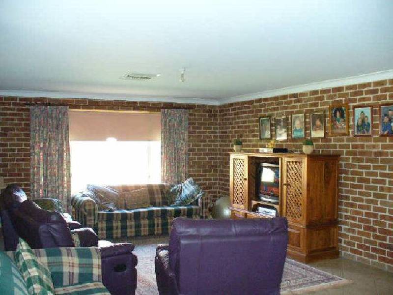13 Grevillea Close, Cowra NSW 2794