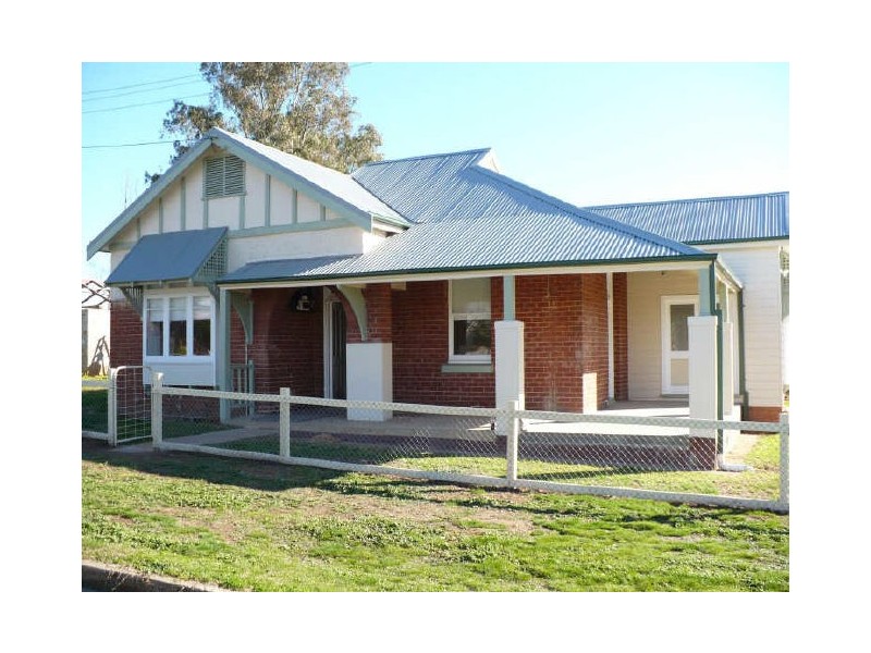 52 Brisbane Avenue, Cowra NSW 2794