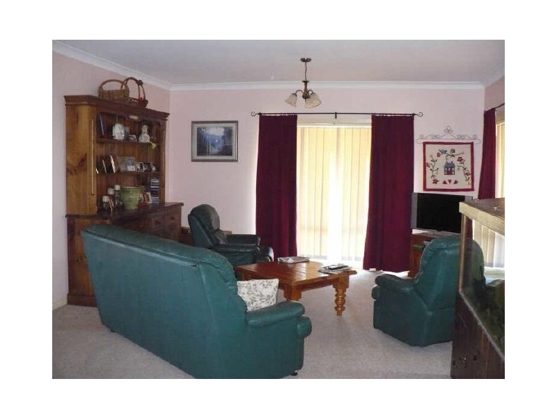 13 Military Parade, Cowra NSW 2794
