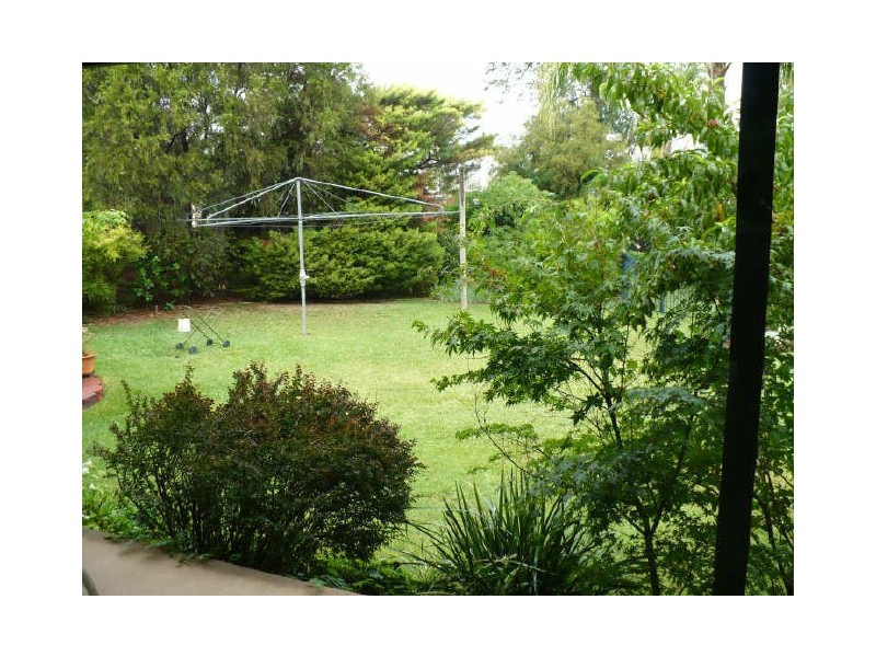 16 Taronga Drive, Cowra NSW 2794