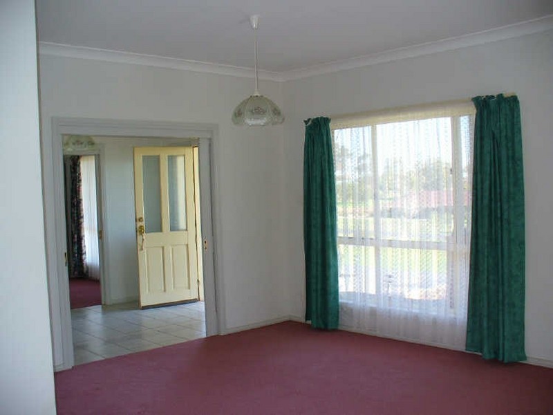 6 Gower Hardy Circuit, Cowra NSW 2794