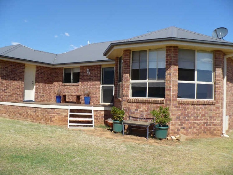 8 River Park Road, Cowra NSW 2794