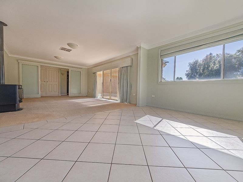 4 Taronga Drive, Cowra NSW 2794
