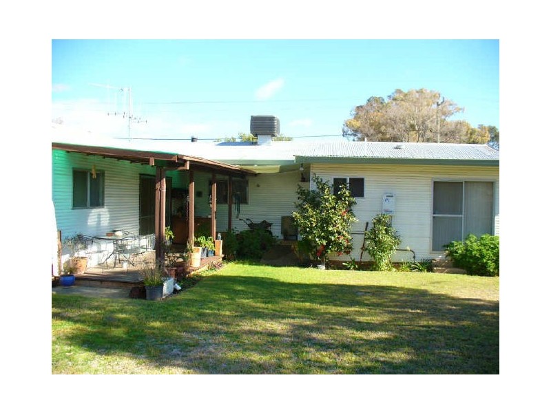 17 Newcombe Street, Cowra NSW 2794