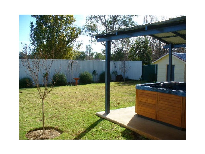 2 Neila Street, Cowra NSW 2794