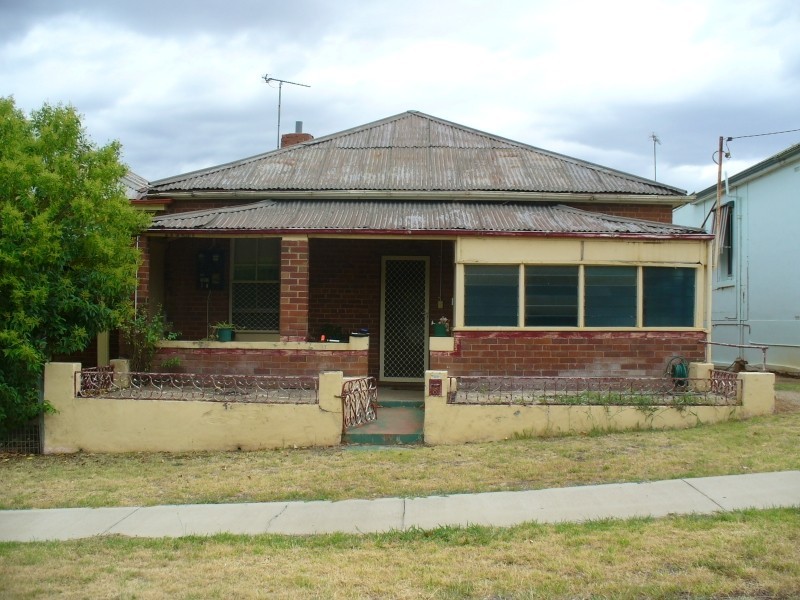 8 Brougham Street, Cowra NSW 2794