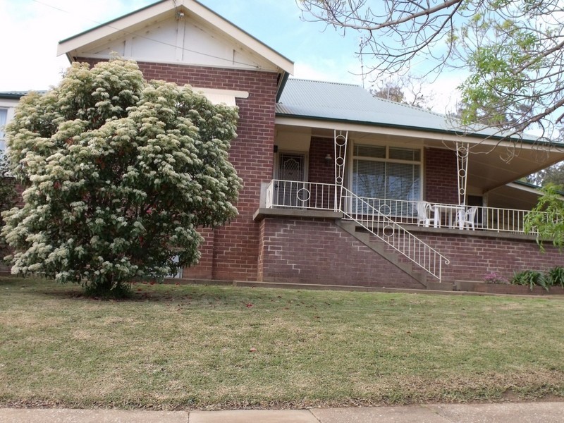6 Carleton Street, Cowra NSW 2794