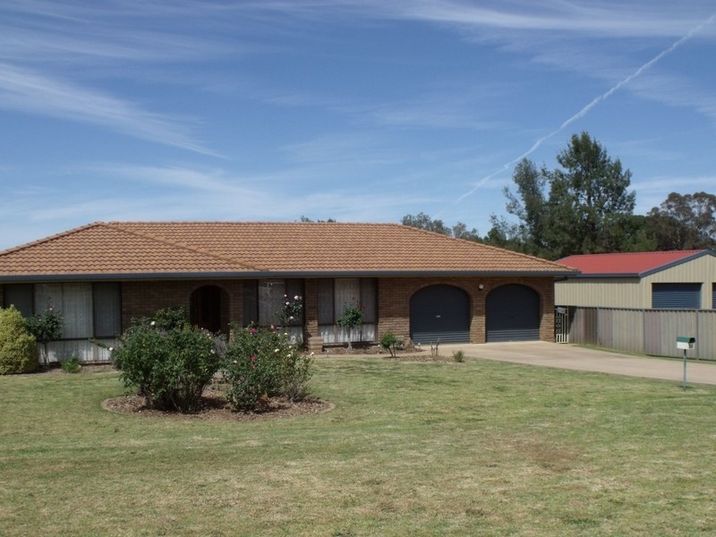 54 Lyall Street, Cowra NSW 2794