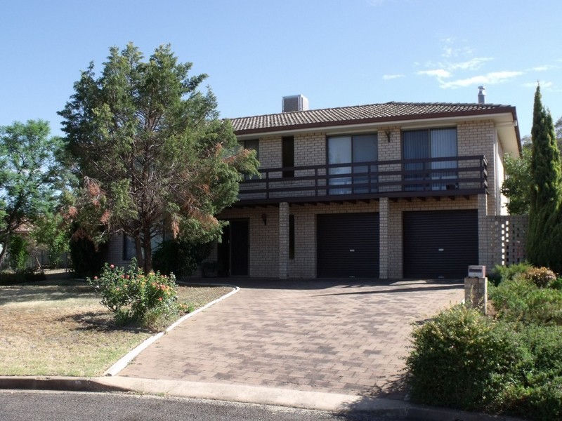 4 Lowan Place, Cowra NSW 2794
