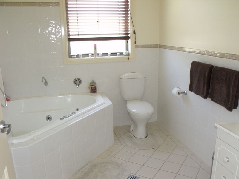 19 Acacia Circle, Cowra NSW 2794