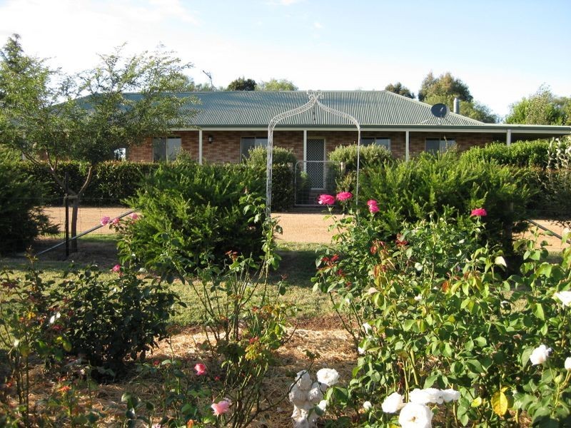 54 Badgery Road, Cowra NSW 2794