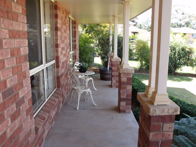 4 Grevillea Close, Cowra NSW 2794