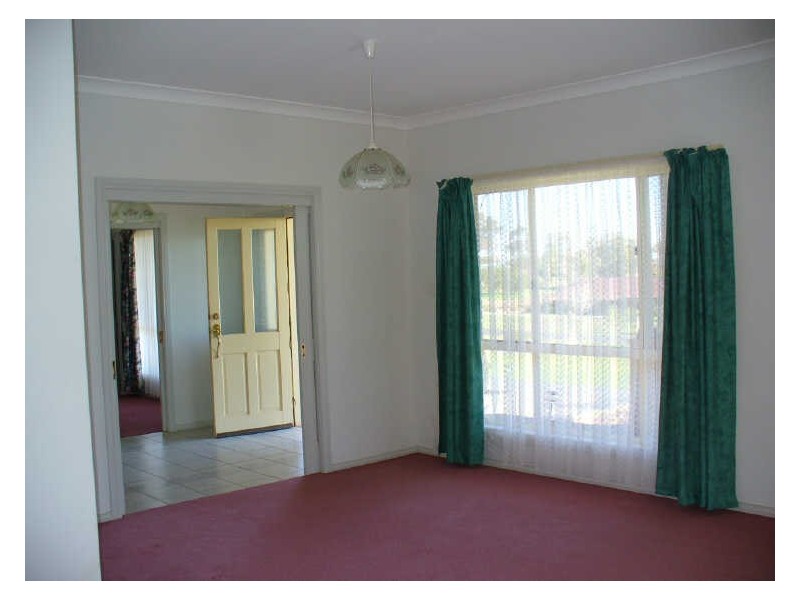 6 Gower Hardy Circuit, Cowra NSW 2794
