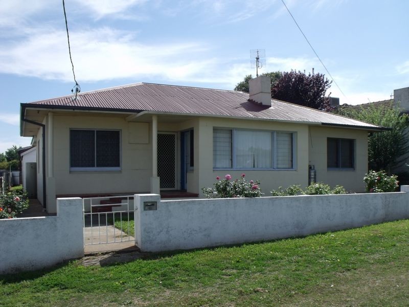 2 Macassar Street, Cowra NSW 2794