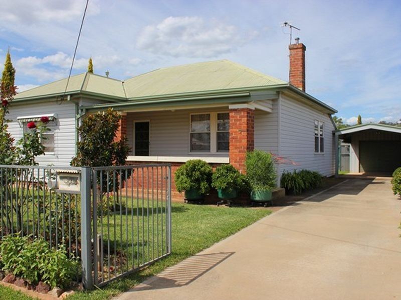 9 Lee Street, Cowra NSW 2794