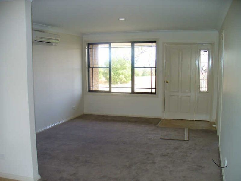 1&2/39 London Drive, Cowra NSW 2794