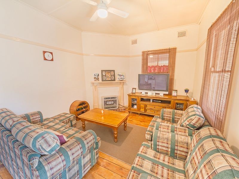 2 Argoon Street, Cowra NSW 2794